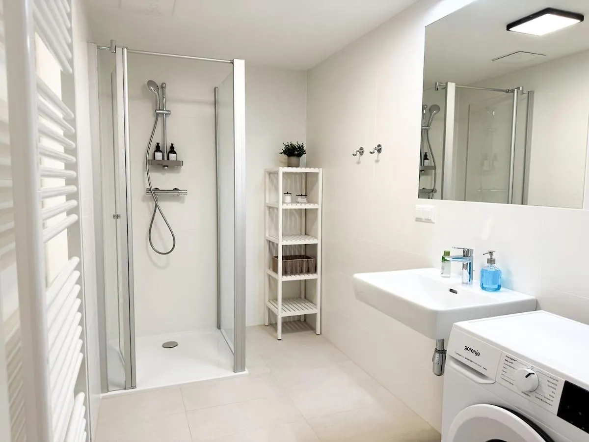 Cozy & Modern 2 Bedroom Apartment In Peaceful Area Viena